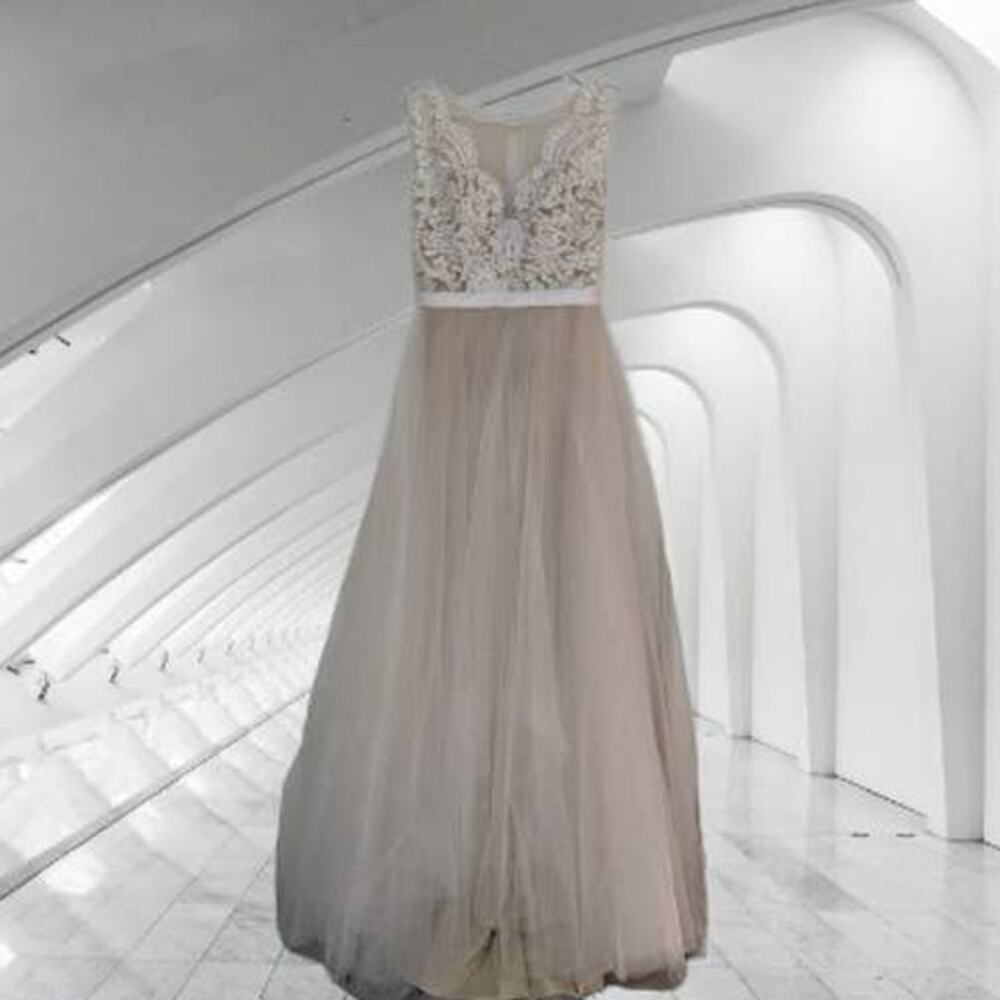 Engerla NWT 10 Ivory embroidered top long wedding gown. Sample gown.